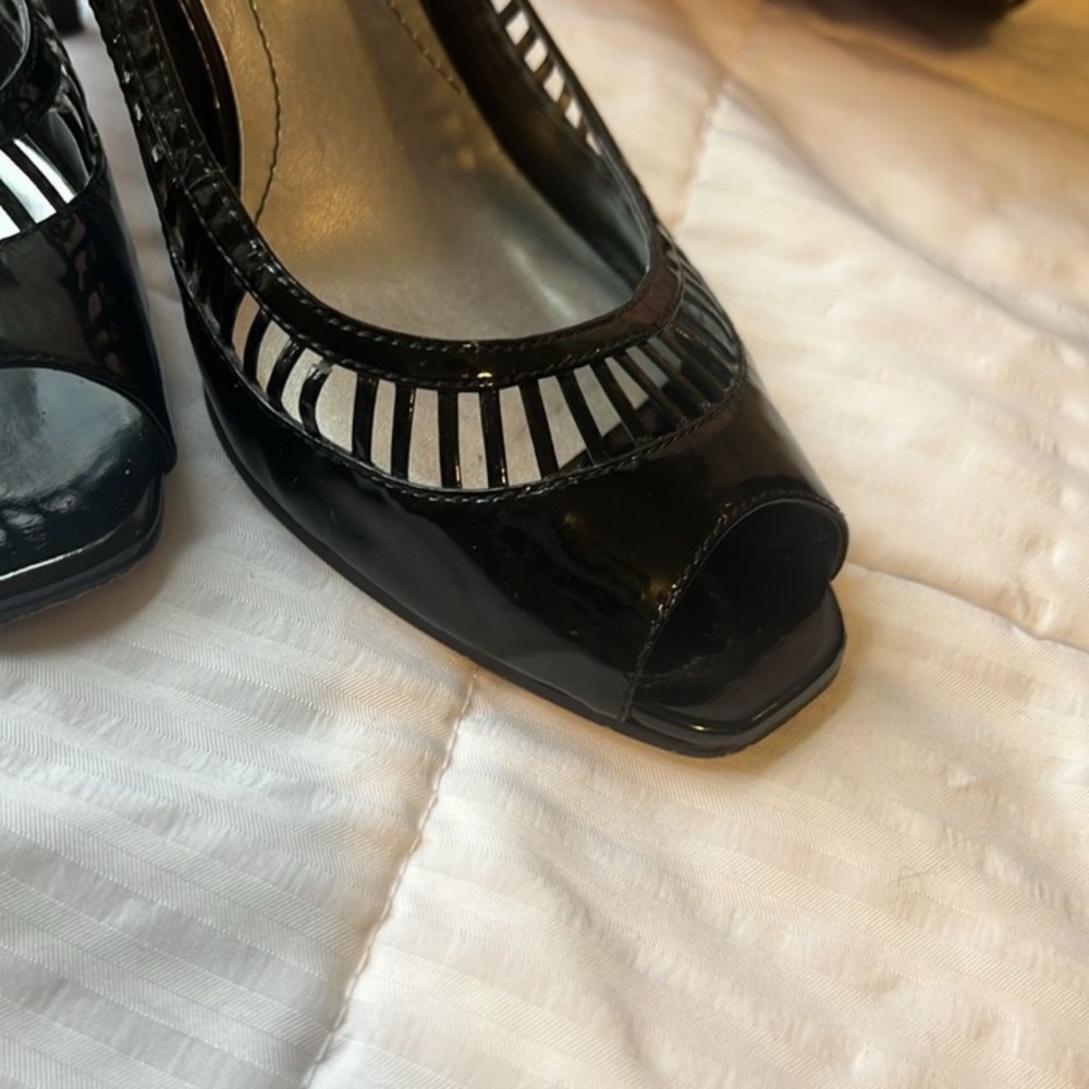 Bandolino Black Women's Slingback Shoes. Great Heel Height! Cool Cutouts! - Picture 2 of 7